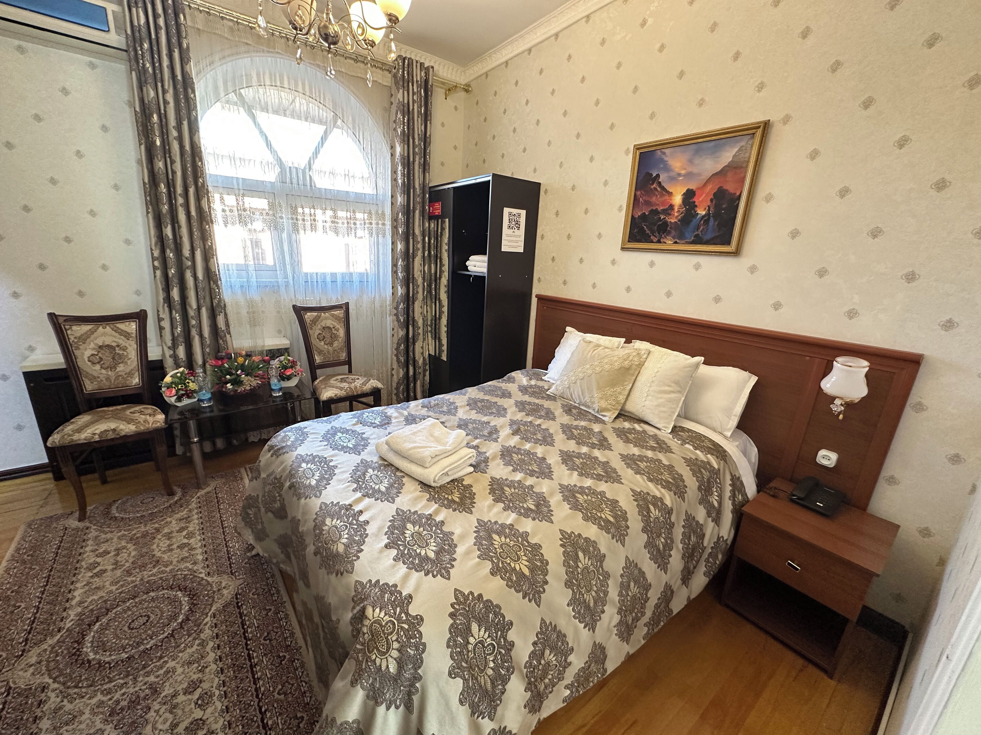 Enkeltrom – basic | Skrivebord for bærbar PC, blendingsgardiner og lydisolert