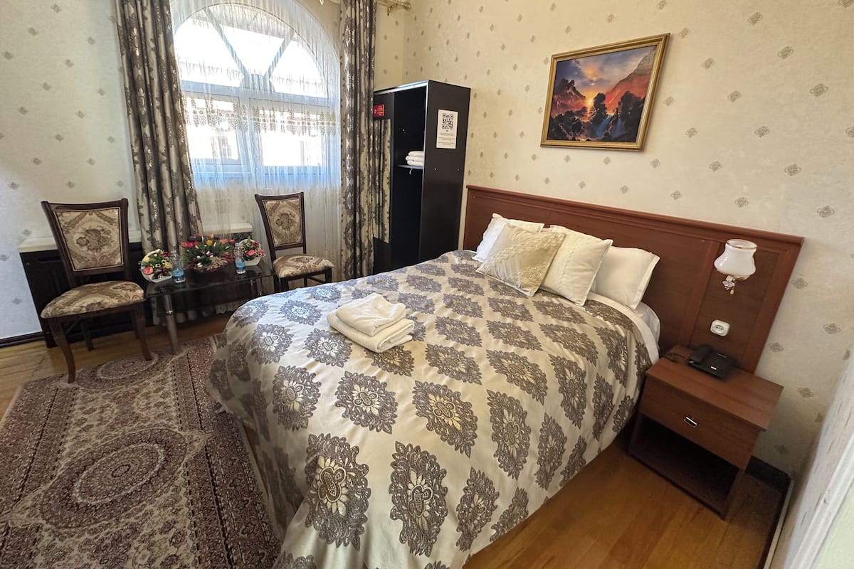 Kamar Single Basic | Ruang kerja ramah laptop, tirai kedap cahaya, dan kedap suara