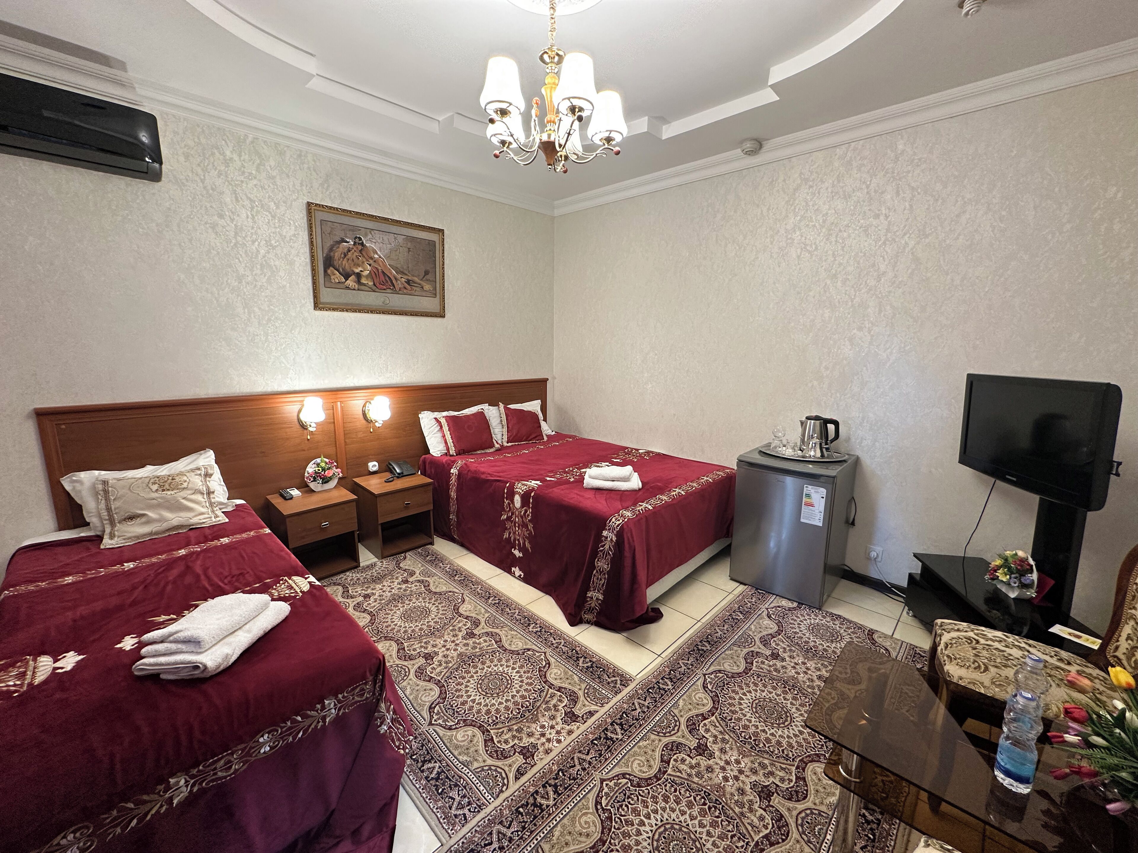 Dobbelt- eller tomannsrom – deluxe | Skrivebord for bærbar PC, blendingsgardiner og lydisolert