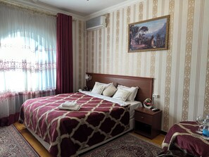 Chambre Affaires | Espace de travail pour ordinateurs portables, rideaux d’obscurcissement