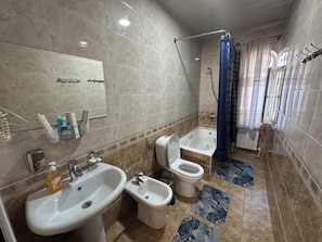 Business-Zimmer | Badezimmer | Kostenlose Toilettenartikel, Haartrockner, Bademäntel, Hausschuhe