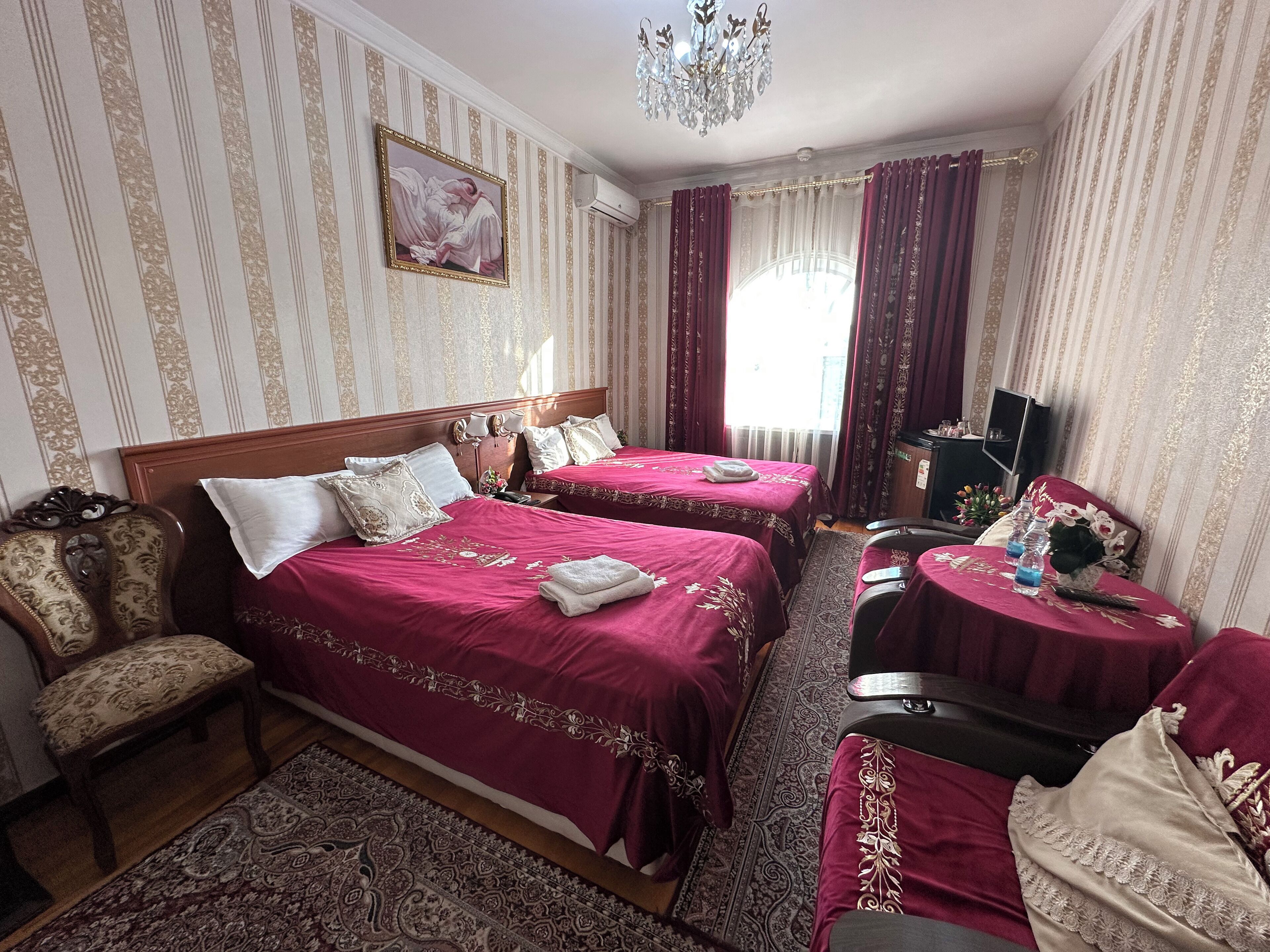 Luksusrom | Skrivebord for bærbar PC, blendingsgardiner og lydisolert