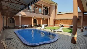 Außenpool (je nach Saison geöffnet), Liegestühle