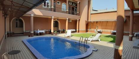 Seasonal outdoor pool, open 7:00 AM to 10:00 PM, pool loungers