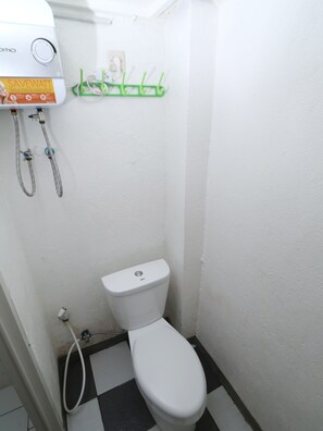 Bathroom - Kamar Keluarga Grogol Syariah (Jakarta)