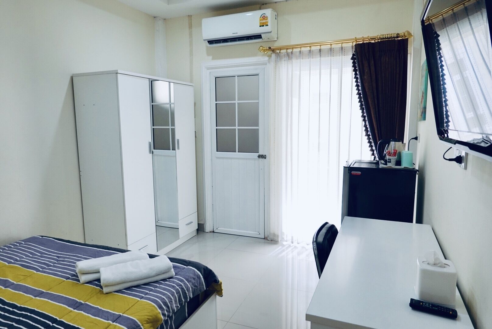 budget double room | blackout curtains, free wifi, bed sheets