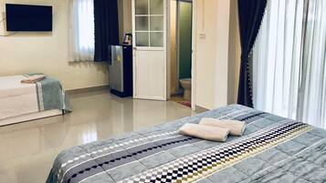 Triple Room | Blackout drapes, free WiFi, bed sheets