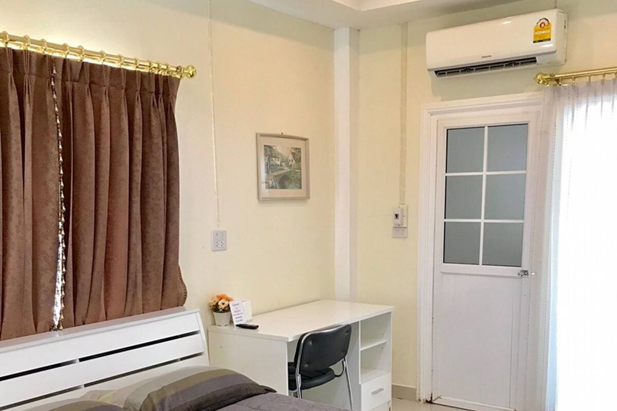Cortinas blackout, wifi gratis y ropa de cama 