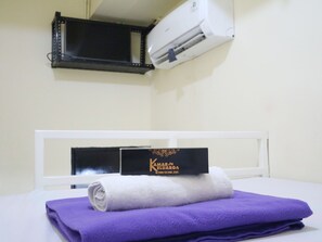 In-room business centre - Kamar Keluarga Jelambar Syariah (Jakarta)