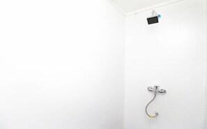 Bathroom shower - Kamar Keluarga Jelambar Syariah (Jakarta)