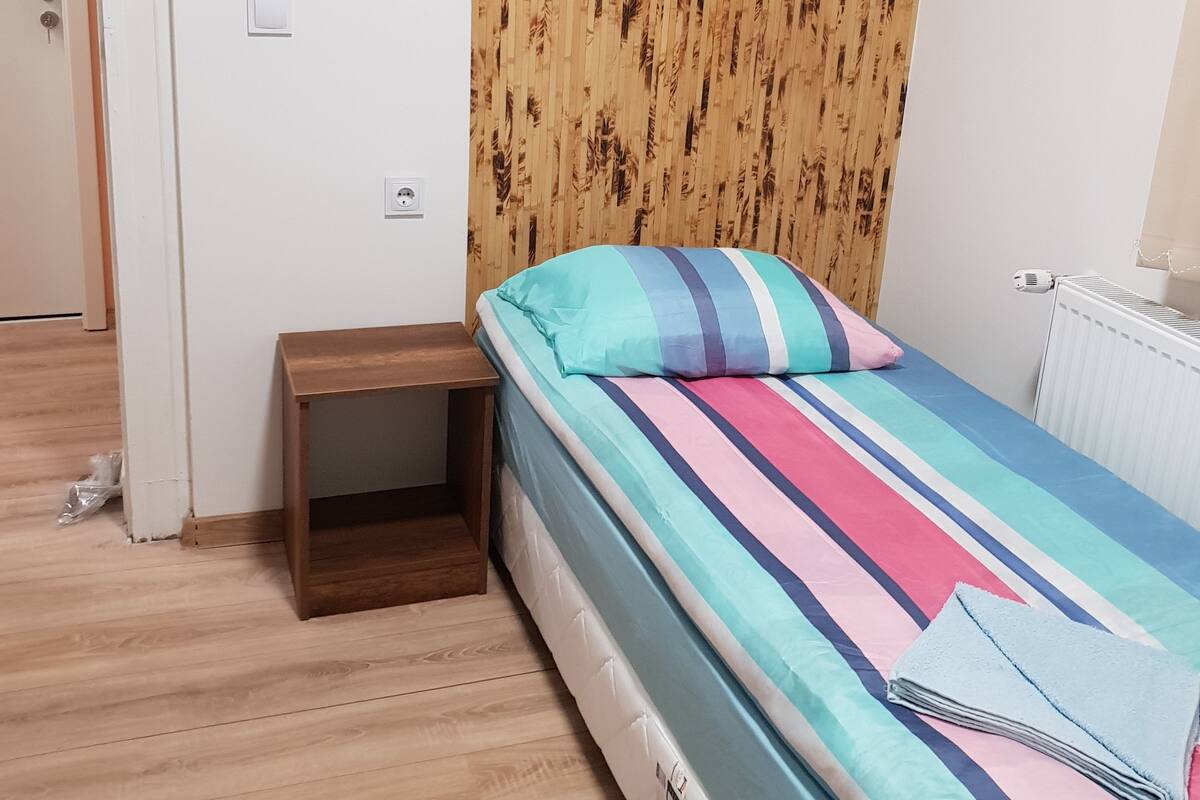 Escritorio, wifi gratis y ropa de cama