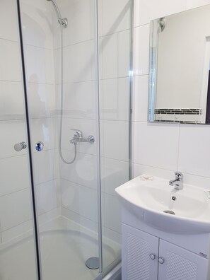 Regadera y amenidades de baño gratuitas