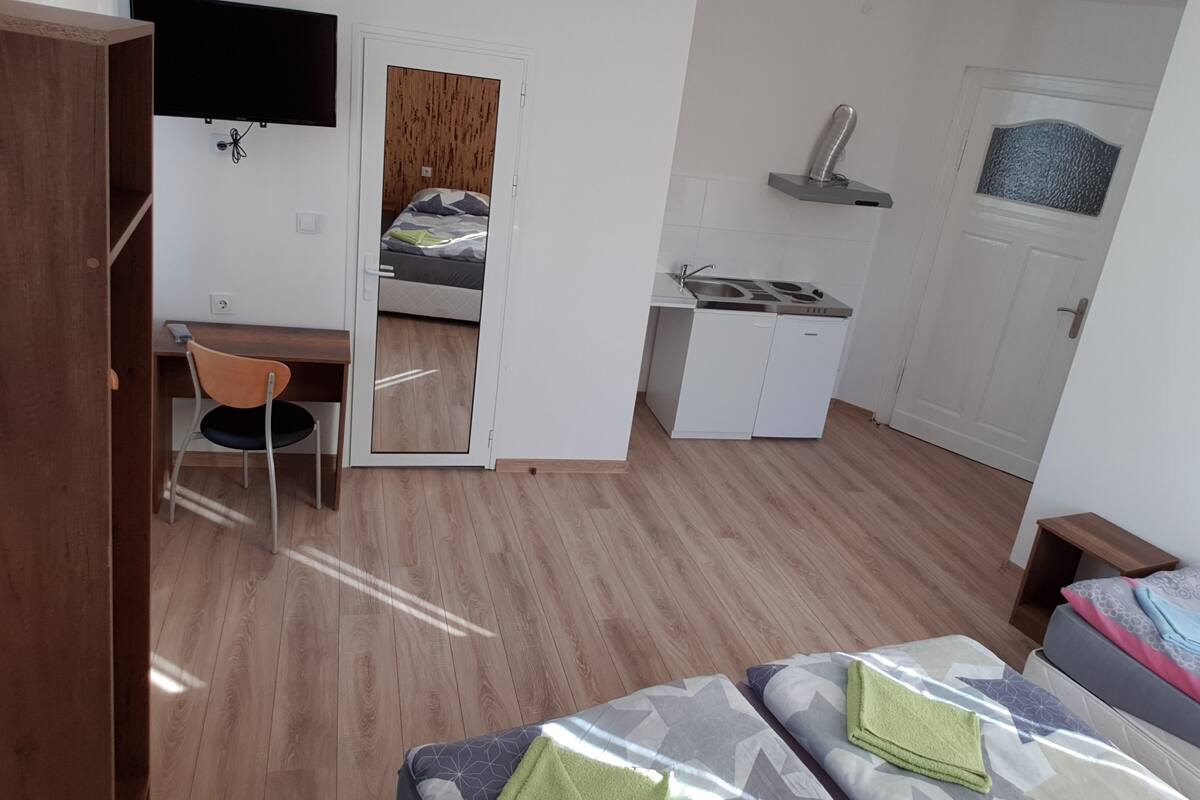 Habitación triple básica | Escritorio, wifi gratis y ropa de cama