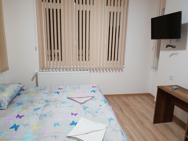 Escritorio, wifi gratis y ropa de cama