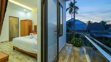 Minibar, desk, soundproofing, iron/ironing board