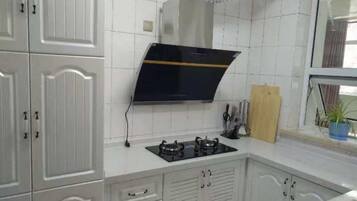 House, Non Smoking | Private kitchenette | Fridge, stovetop, electric kettle, cookware/dishes/utensils