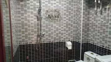 House, Non Smoking | Bathroom | Shower, rainfall showerhead, free toiletries, hair dryer