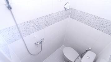 Chambre Double, non-fumeurs | Salle de bain | Douche, articles de toilette gratuits
