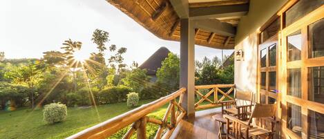 Escritorio, sistema de insonorización, wifi gratis y ropa de cama