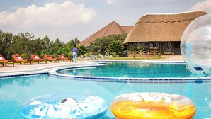 Une piscine équipée de chaises longues et de bouées gonflables.