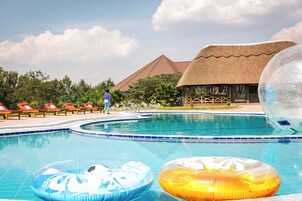 Una piscina al aire libre