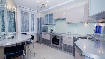 Apartment | Eigene Küche | Großer Kühlschrank, Mikrowelle, Ofen, Herdplatte