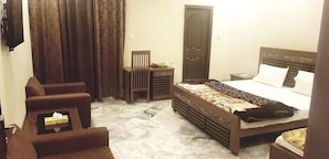 Quarto conforto, várias camas, para não fumantes, vista para a cidade | Ferros/tábuas de passar roupa, Wi-Fi de cortesia