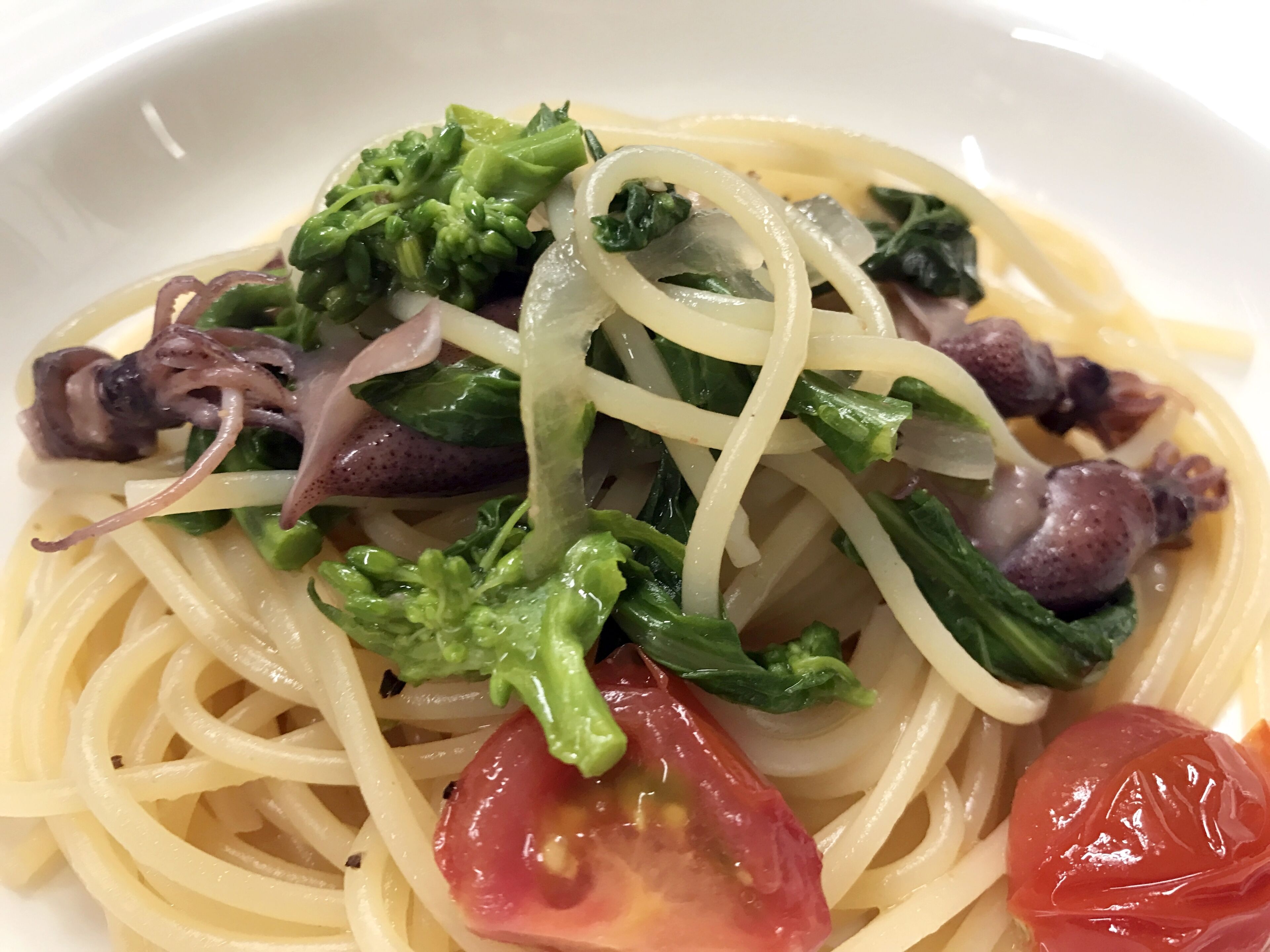 A bowl of spaghetti with vegetables.