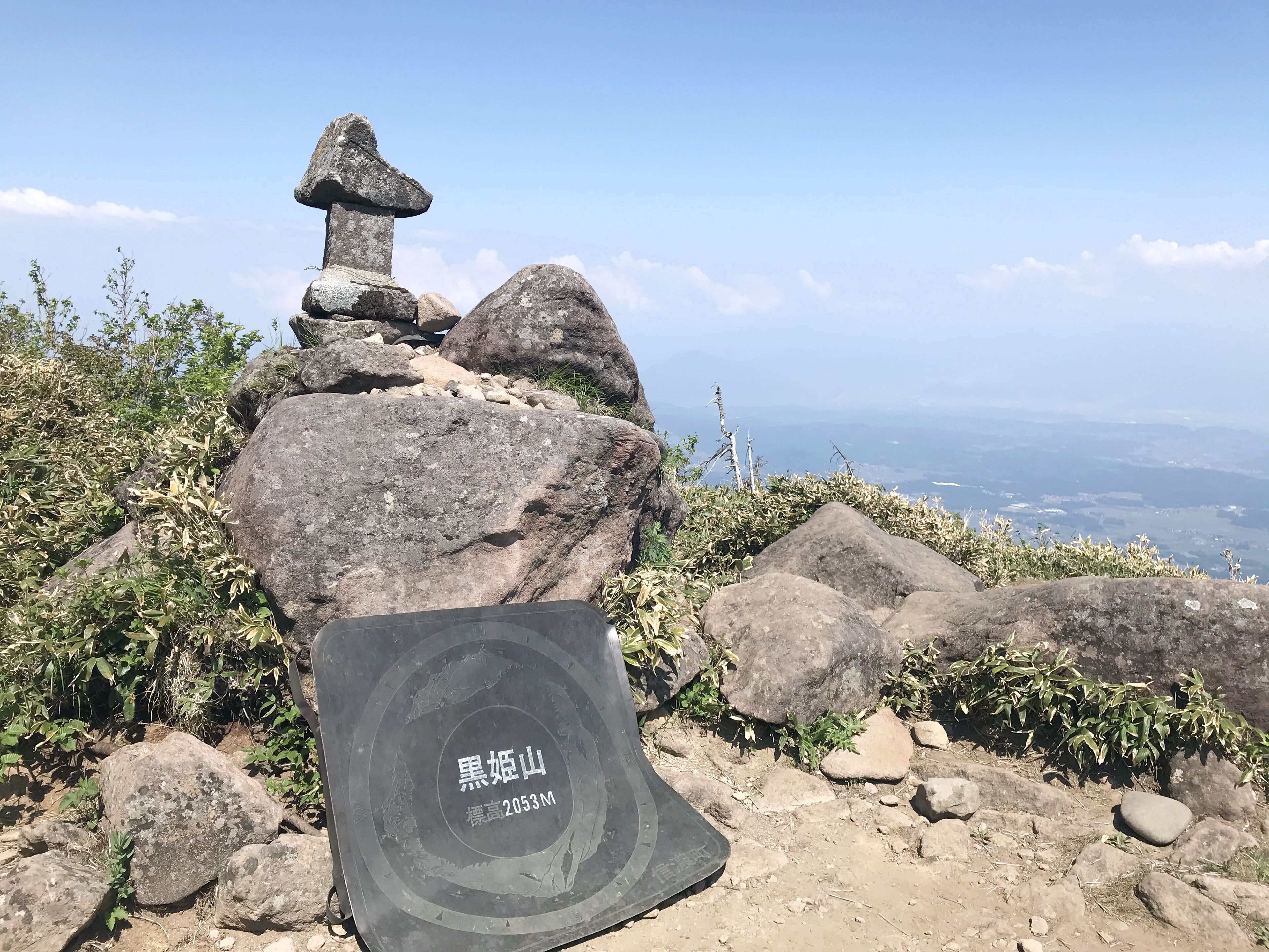 Eine felsige Berglandschaft mit einem großen Felsen und einer Steinstruktur.