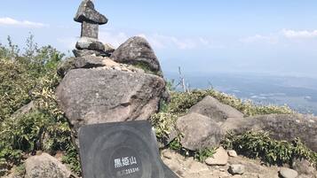 Eine felsige Berglandschaft mit einem großen Felsen und einer Steinstruktur.