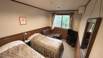 Quarto duplo básico | Cortinas blackout, Wi-Fi de cortesia, roupa de cama