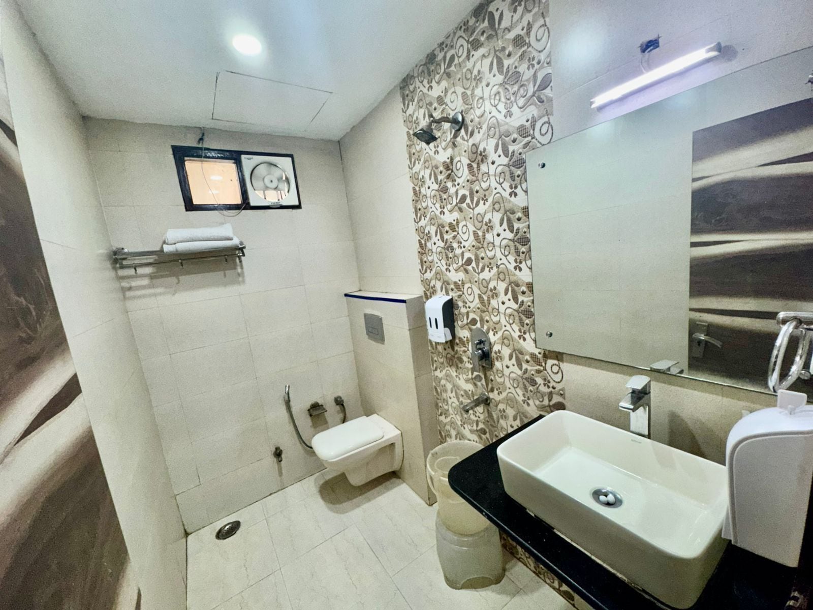 Foto - Hotel TJS Royale, Karol Bagh, 2 Mins from Metro