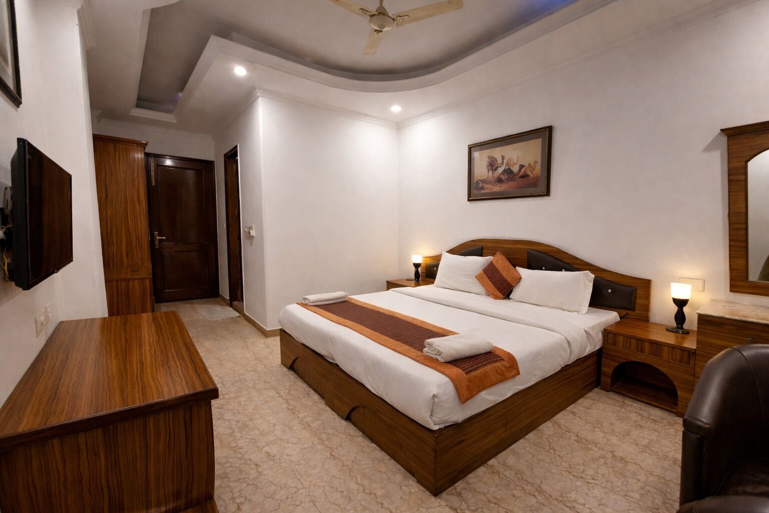Foto - Hotel TJS Royale, Karol Bagh, 2 Mins from Metro