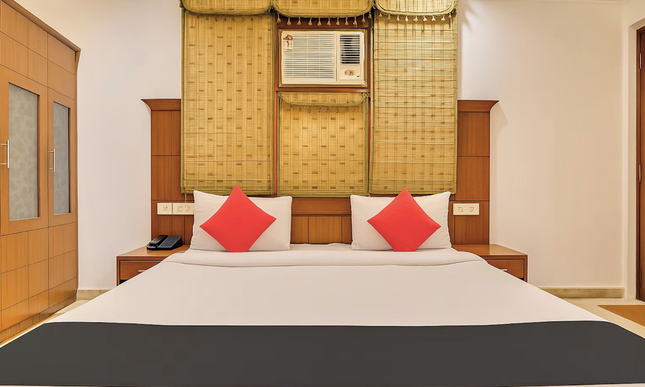 Foto - Hotel TJS Royale, Karol Bagh, 2 Mins from Metro