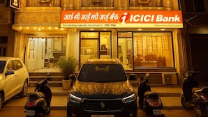 Un bâtiment sur lequel on peut voir une enseigne indiquant « ICICI Bank » et une autre qui porte l’inscription « TJS ROYALE ».