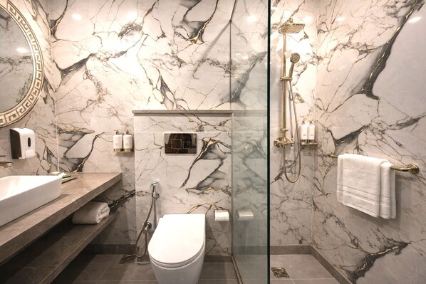 Shower, bathrobes, bidet, towels - Hotel TJS Royale (New Delhi)