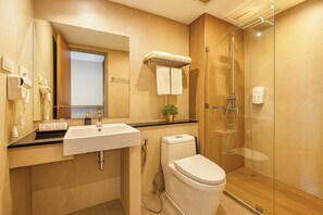 Super Deluxe Room | Badezimmer | Dusche, Bademäntel, Hausschuhe