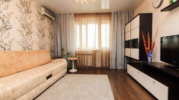 Apartment | Wohnzimmer | 100-cm-Flachbildfernseher mit Kabelempfang, Fernseher