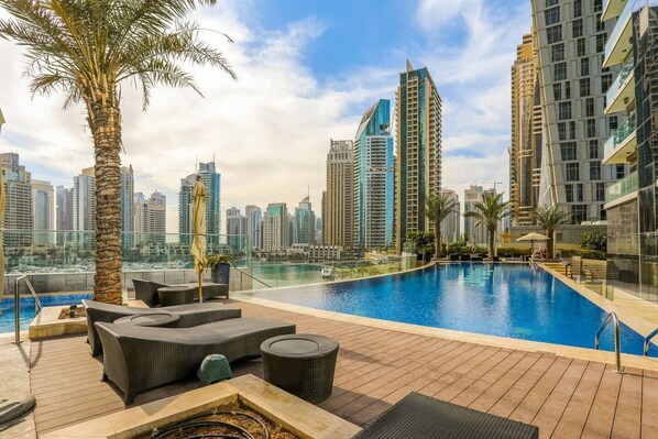 Outdoor pool - HiGuests - Damac Heights (Dubai)