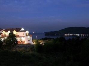 Façade de l’hébergement  – soirée/nuit