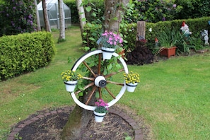 Jardín con una maceta circular decorativa llena de flores.