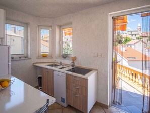 Fridge, microwave, stovetop, dishwasher - Holiday apartment with balcony and air conditioning (Vrbnik)