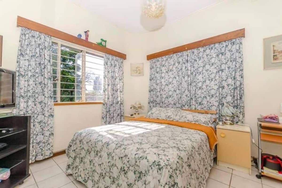 Habitación clásica, 1 cama Queen size, para no fumadores, vista a la ciudad | Caja de seguridad en la habitación, cortinas blackout y wifi gratis