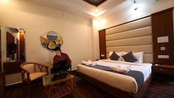 1 bedroom, Egyptian cotton sheets, premium bedding, memory-foam beds