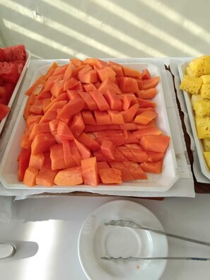 每日供应当地美食早餐（每人 INR 550）