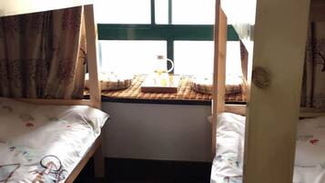 Escritorio, cortinas blackout, wifi gratis y ropa de cama