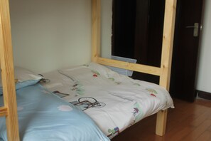 Escritorio, cortinas blackout, wifi gratis y ropa de cama