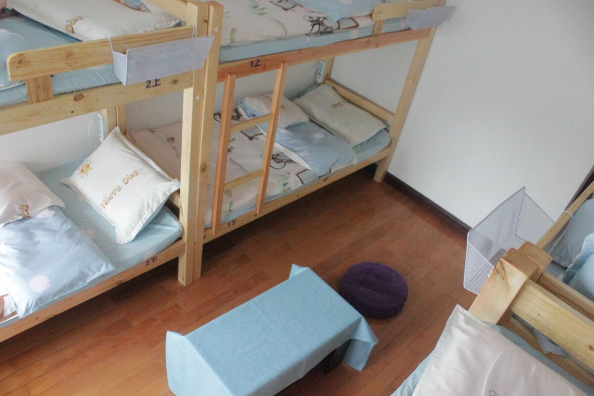 Habitación | Escritorio, cortinas blackout, wifi gratis y ropa de cama 