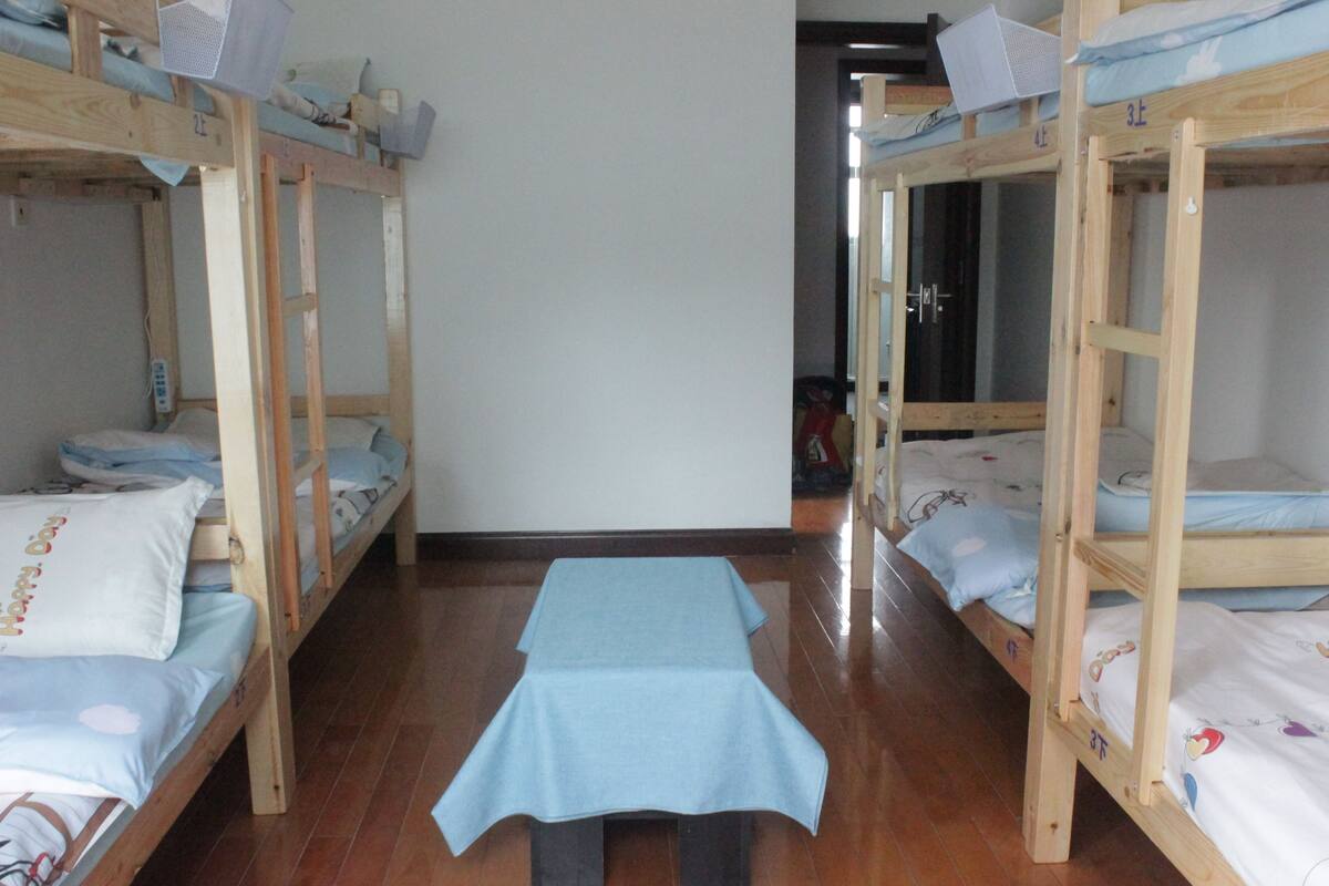 Escritorio, cortinas blackout, wifi gratis y ropa de cama 