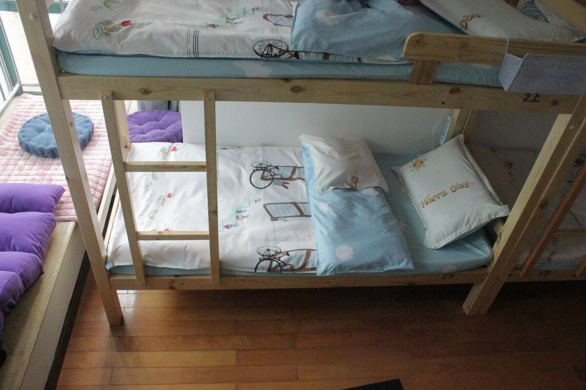 Habitación | Escritorio, cortinas blackout, wifi gratis y ropa de cama 